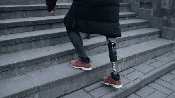Протез Підйом Інвалідності Сходи Міста Людина Протезом Ніг Інвалідністю Піднімається — стокове відео
