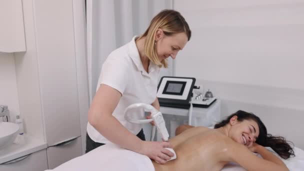 Masseur Fda Zugelassen Lpg Massage Junge Frau Mit Körperformungsmaschine Masseur — Stockvideo