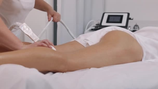 Endermologie Correzione Cellulite Massaggio Con Rullo Giovane Donna Dal Salone — Video Stock