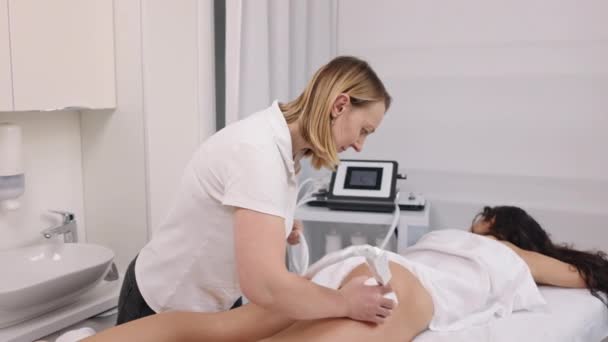 Massagem Eletroporação Correção Corpo Procedimento Beleza Jovem Que Presta Serviços — Vídeo de Stock