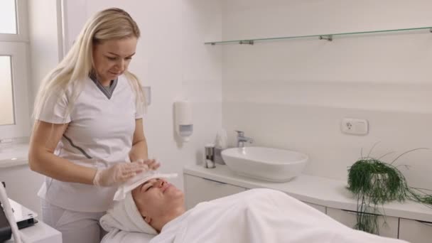Kopfmassage Frauengesicht Schönheitsklinik Schönheitsklinik Junge Frau Bekommt Gesichtsmassage Liftmassagen Handtücher — Stockvideo