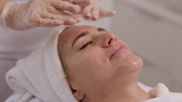 温泉的概念 享受按摩 美丽的女性在美容院接受面部按摩 按摩以提升脸部 — 图库视频影像