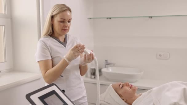 Frau Masseur Hautpflege Medizinische Verfahren Medizinischen Salon Reihe Von Therapeutischen — Stockvideo