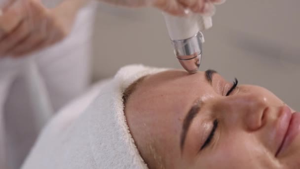 Peeling Behandlung Massagegeräte Schönheitsdienstleistungen Junge Frau Erhält Eine Elektrische Gesichtsmassage — Stockvideo