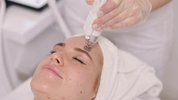 クローズアップ治療 顔のリフト 専門家のタッチ 女性美容師は 患者の皮膚を復元し 上昇させるためにクローズアップ真空リフティングマッサージを行います — ストック動画