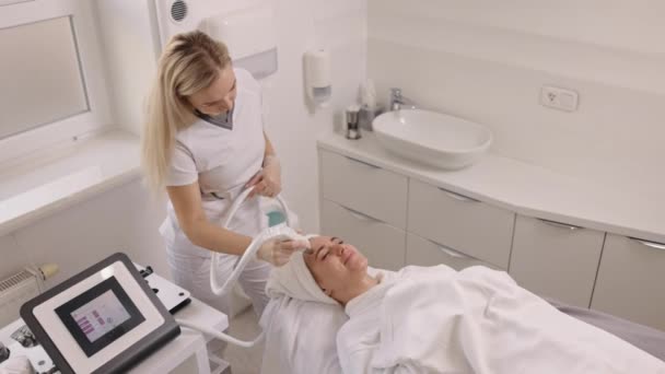 Patiëntenlift Lichaamscontouren Vetreductie Behandeling Patiënt Krijgt Vacuüm Tillen Massage Evenals — Stockvideo