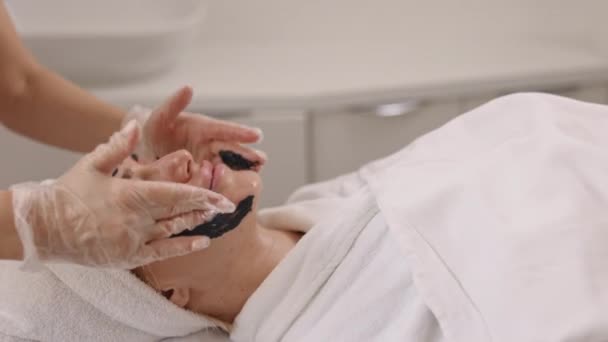 Kosmetologe Verabreicht Lifting Behandlung Akne Pflege Kosmetikerin Schönheitssalon Trägt Schwarze — Stockvideo