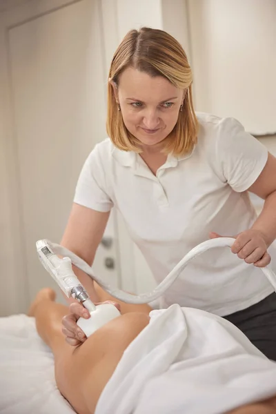 Procédure Massage Correction Matériel Masseur Professionnel Jeune Femme Dans Les — Photo