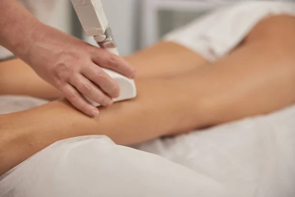 Correction Cellulite Massage Rouleau Correction Silhouette Jeune Femme Avec Machine — Photo