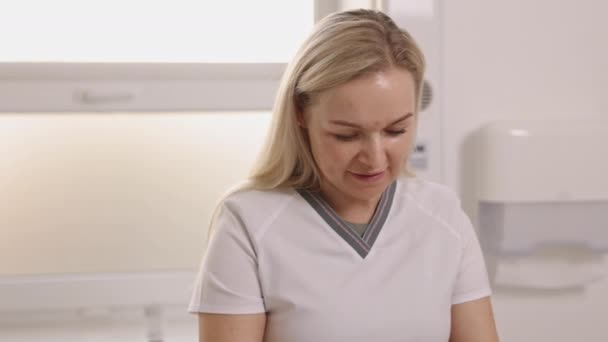 Kosmetologe Porträt Patientenbehandlung Schönheitstherapie Porträt Kosmetologe Der Eingriff Patienten Durchführt — Stockvideo