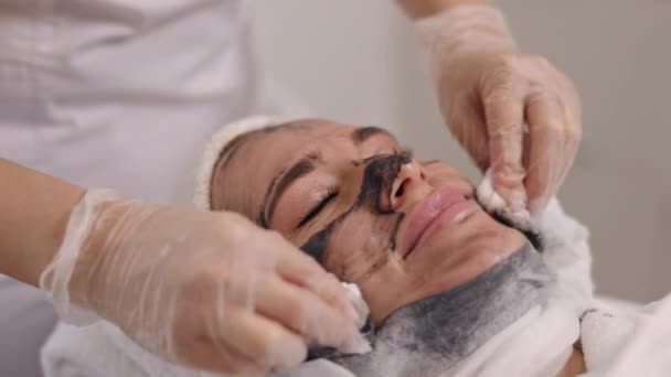 Ügyfélkezelés Organikus Bőrápolás Mély Tisztítás Ügyfél Szépségszalonban Kap Fekete Maszk — Stock videók