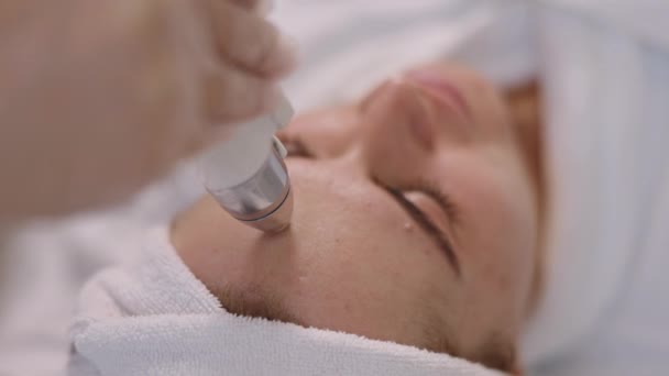 Spezialist Für Hautpflege Gesichtspflege Schönheitsbehandlung Kosmetologe Schönheitssalon Bietet Seinen Kunden — Stockvideo