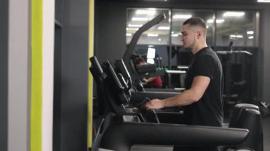 Kardiyo çalışması, kalp sağlığı, spor salonu koşu bandı. Adam spor salonunda fiziksel bir aktivite içinde..