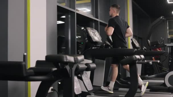 心血管运动 健身设备 跑步机速度 这个人正在用跑步机进行锻炼 — 图库视频影像