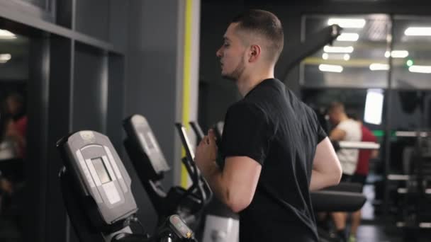 Hart Gezondheid Gym Loopband Oefengewoonten Man Zweet Tijdens Het Hardlopen — Stockvideo