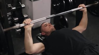 Bench Press, Hardcore Spor Salonu, Halter Egzersizi. Ağırlık kaldırma alanı spor salonu nispeten sessiz. Vücut geliştirici eğitimi ve yoğun konsantrasyonu var..