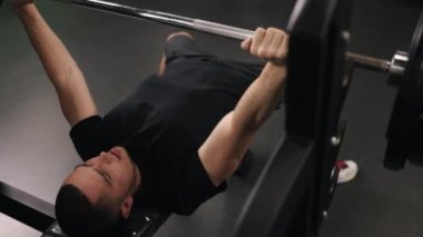 Jimnastik, demir ağırlıklar, egzersiz diyeti. Kullanılan kol makineleri arasında biseps kıvrımları ve triseps uzantılarının yanı sıra diğer hedeflenmiş egzersizler de yer alıyor.