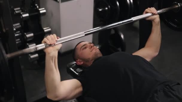 Bench Press Hardcore Gym Barbell Exercise Weightlifting Area Gym Relatively — Stock Video