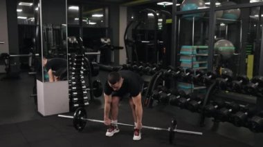 Ağırlık kaldırma, dayanıklılık eğitimi, egzersiz çeşitliliği. Adam spor yaparken ağırlık kaldırır, gücünü arttırmak ve vücut geliştirme hedeflerine ulaşmak için spor yaparken.