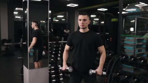 운동의 운동의 힘있는 남자는 훈련을 받으며 운동을 근육을 발달시키고 건강을 — 비디오