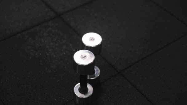 Muskelaufbau Fitness Ziele Ausdauertraining Kraftvoller Mann Nimmt Funktionellem Kurzhanteltraining Teil — Stockvideo
