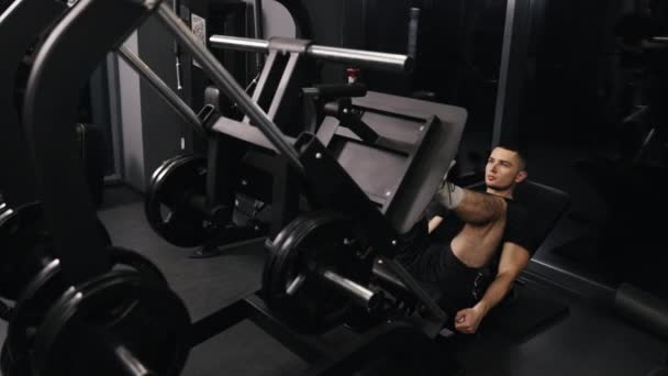 Been Pers Machine Workout Atletische Man Fitness Instructeur Traint Fitnessapparaat — Stockvideo
