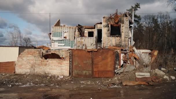 ウクライナでの戦争 家の廃墟 余波爆撃 ウクライナでの戦争によって破壊された建物 災害現場で崩壊した建物 爆撃によって破壊された家 ウクライナでの戦争の余波 — ストック動画