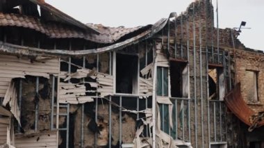 Bombardımandan zarar gören beton bina, yok edilen şehir. Ukrayna 'daki savaşın yol açtığı üzücü olay yeri yıkım. Yokuşun dibindeki bina, enkaz, toz, hasarlı ev..