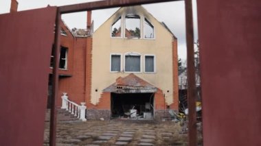 Sivil bina, yanmış evler, felaket mahalli. Bombalama sonucu Ukrayna 'daki binanın yıkılması, enkaz, toz ve hasarlı evler savaştan zarar gören binalar geride bırakıldı..