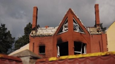 Gri enkaz, bombardımandan zarar görmüş, Rus saldırısı. Ukrayna 'daki son savaş, bina çökmesi, toz, enkaz ve bombardıman sonucu ortaya çıkan savaş sonrası birçok yıkım meydana geldi..