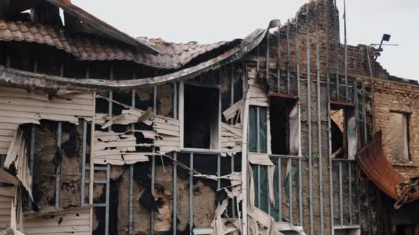 Betongbyggnad Skadad Granater Förstörd Stad Sorglig Scen Förstörelse Orsakad Krig — Stockvideo