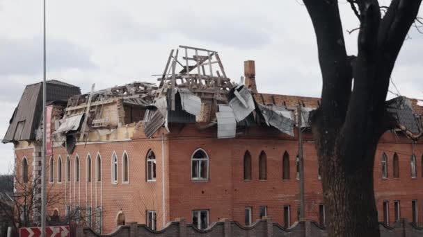 房屋被毁 城市被毁 乌克兰难民 在乌克兰战争结束后 几座被毁的建筑物 建筑物倒塌 瓦砾散落 灰尘四散 房屋被炸坏 — 图库视频影像