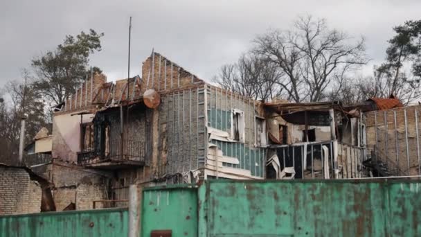 房屋的废墟 乌克兰轰炸 轰炸后被毁的建筑 乌克兰的战争 倒塌的建筑 满目疮痍的建筑 房屋受损 轰炸后的后果 — 图库视频影像