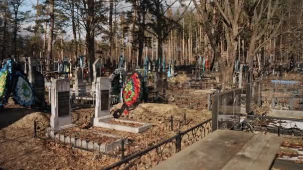 乌克兰公墓 战争英雄 坟场保护 乌克兰墓地有许多坟墓 包括那些在与俄罗斯敌对冲突中作战的阵亡士兵 — 图库视频影像