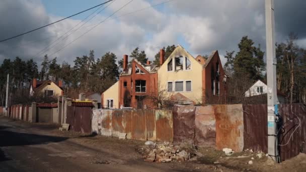 被炮击损坏 在数学爆炸之后 被摧毁的建筑物 在灾难中倒塌的建筑物和大量的瓦砾 灰尘和受损的房屋 乌克兰境内爆炸事件的后遗症 — 图库视频影像
