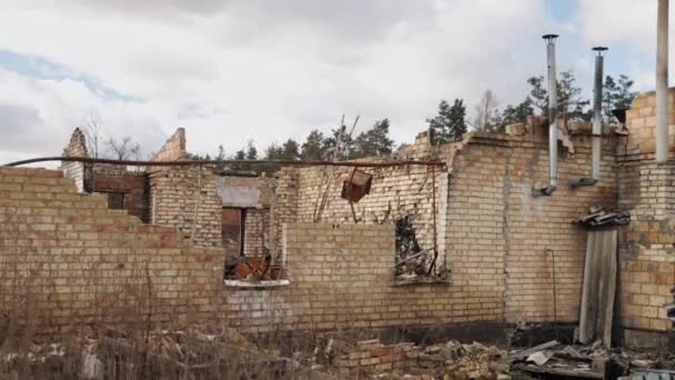 Abgebrannte Häuser Krieg Der Ukraine Zerstörte Gebäude Eingestürztes Gebäude Inmitten — Stockvideo