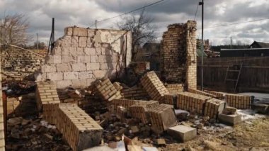 Enkazlarla, yıkılan binalarla, harabelerle dolu. Ukrayna 'daki savaştan sonra yıkılan binalar, yıkılan binalar, dağılan molozlar, her yere toz, hasar gören bombalar...