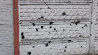 Yıkılmış çitler, beton çitler, bombardıman sonrası. Ukrayna 'da çatışma, askerler tarafından bombalandıktan sonra kurşun delikleri veya kovanlarla beton çitler tahrip edildi.