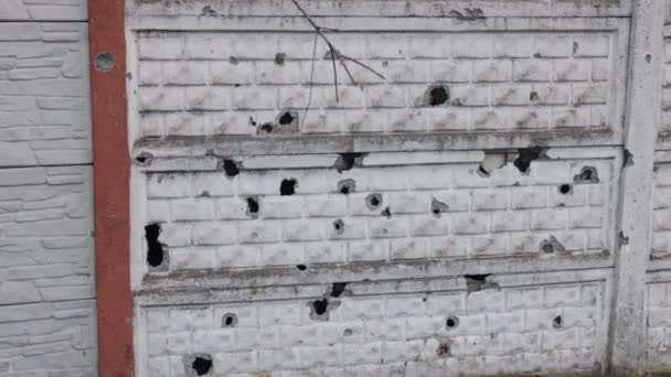 Valla Destruida Valla Hormigón Secuelas Bombardeos Conflicto Ucrania Valla Hormigón — Vídeo de stock