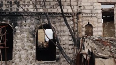 Düşman füzeleri, Akıbet bombası, beton bina. Ukrayna 'da savaşın yol açtığı üzücü manzara yıkımı. Yamaçların, enkazların, tozların, hasarlı evlerin altında çöken bina..