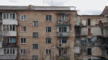 Bombalama sonrası, düşman uçakları, hasarlı ev. Ukrayna 'daki savaş nedeniyle yıkılan binalar, afet sahnesinde yıkılan binalar, bombardıman sonucu yıkılan evler, Ukrayna' daki savaş sonrası evler..