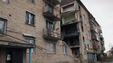 Ukraynalı mülteciler, Rusya savaşı, düşman uçakları. Ukrayna 'daki savaş sırasında bina çarpıştı. Olay yeri enkaz, toz ve hasarlı evlerle doluydu. Bombalama sonrası