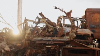 Ukrayna savaşı, yanmış arabalar, sivil bombalar. Araba füze saldırısında tahrip oldu, sivil araç füze saldırısında, Ukrayna savaşında, Rus istilasında, araba yandı, şehir harabelerinde hasar gördü.