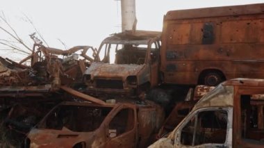 Terör saldırısı, tahrip edilmiş arabalar, yıkım şehri. Hasarlı araba, sivil araca yapılan füze saldırısı, Ukrayna savaşı, Rus istilası, araba yanması, şehrin tahrip edilmesi, arabaların hasar görmesi.