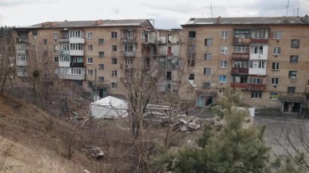 炮弹爆炸 灰色碎片 被摧毁的建筑 许多破坏在很大程度上是由于乌克兰最近发生的战争 建筑倒塌 灰尘和战争的后遗症造成的 — 图库视频影像