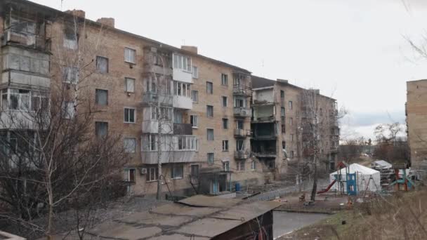 崩壊した建物 戦争で破壊されました ロシアの攻撃 戦争中に多くの建物が破壊された ウクライナの戦争はまた ほこり 破壊された建物 爆撃の損傷した家を国を去った — ストック動画
