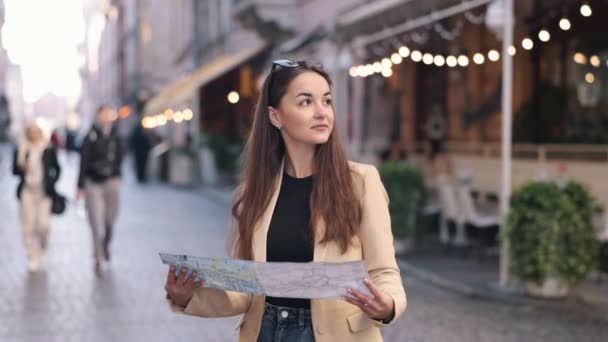 Podróżująca Turystycznie Kobieca Turystka Mapa Lokalizacji Młoda Kobieta Lecie Podróżuje — Wideo stockowe