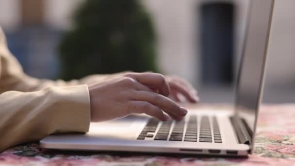 Online Chatten Bildungskonzept Informationen Nachschlagen Geschäftsfrau Tippt Auf Laptop Draußen — Stockvideo