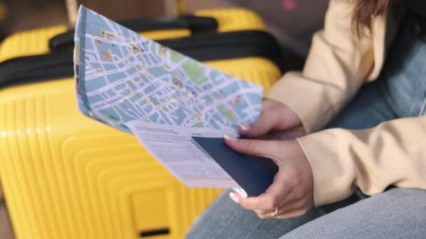 Kobieta Podróżująca Bilet Lotniczy Przygotowanie Wycieczki Kobieta Podróżująca Siedzi Paszportem — Wideo stockowe