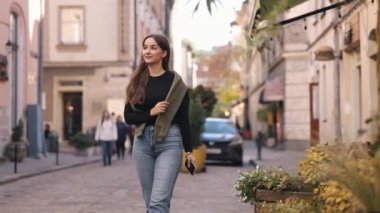 Fotoğraf çekimi, akıllı telefon görüntüleri, gizli fotoğrafçılık. Dolaşan cadde, çekici genç bayan telefonuyla çevresini fotoğraflıyor..